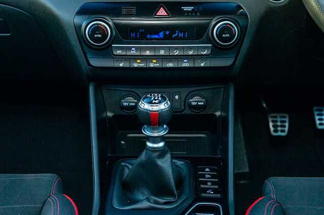 Hyundai TUCSON 5Dr 1.6CRDi (136ps) N Line 48V Hybrid Red